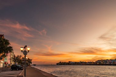 Güzel gün batımı Denizle ve gökyüzüyle