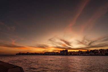 Güzel gün batımı Denizle ve gökyüzüyle