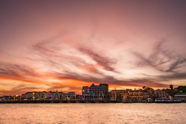 Güzel gün batımı Denizle ve gökyüzüyle