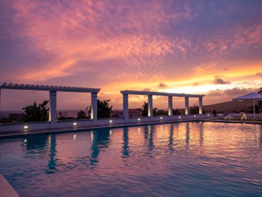 Lüks yüzme havuzunun yanında gün batımı 