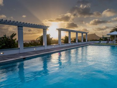 Lüks yüzme havuzunun yanında gün batımı 