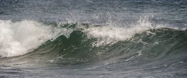 Dalgalar sahile çarpıyor. 