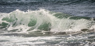 Dalgalar sahile çarpıyor. 