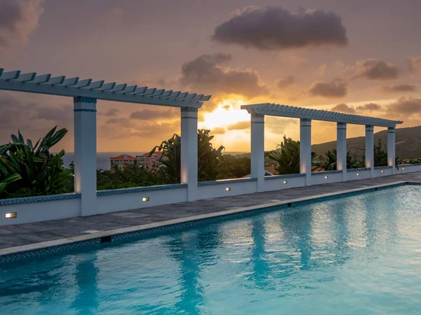 Zonsondergang Bij Het Prachtige Luxe Zwembad — Stockfoto