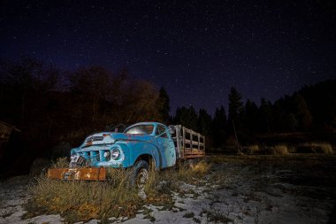 Gece Tarlasında Eski Çiftlik Kamyonu