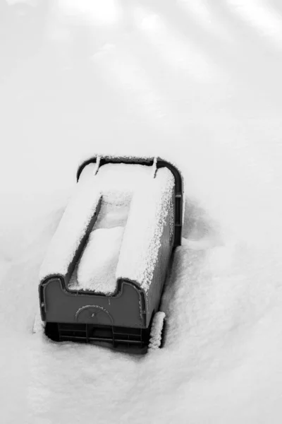 Lixeira Deitada Neve — Fotografia de Stock