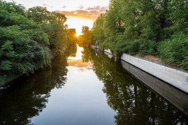 Günbatımında Corneliusbruecke 'den Spree, Berlin, Almanya' ya 