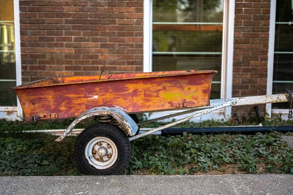 Alter Wohnwagen Vor Einem Haus — Stockfoto