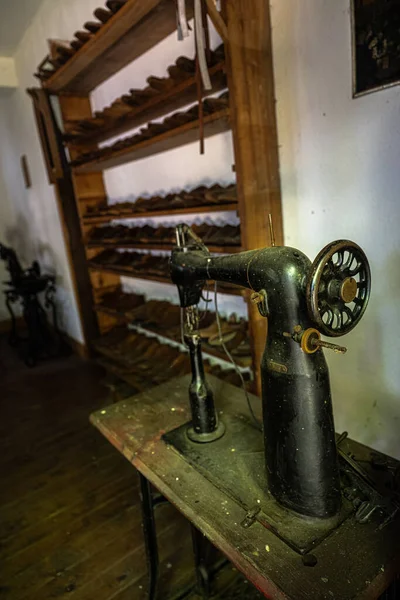 Old Sewing Machine Shoemaker Workshop — Stock Photo, Image