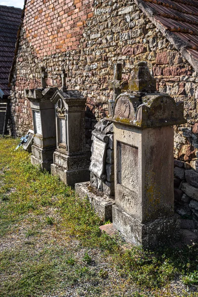 Oude Grafsteen Een Muur Frankrijk — Stockfoto