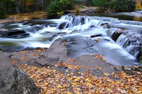 Les Petites Chutes Eau Dessus Des Chutes Bond Recouvertes Couleur — Photo