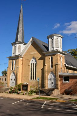 Rochester, Wisconsin - 23 Ekim 2021 İlk Cemaat Kilisesi 180 yıllık hizmetini kutluyor. Güzel bir sonbahar gününde duvarcılık kilisesi. Ön cephede güneş ışığı var..