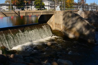Waterford Wisconsin Barajı 'nın üzerinden sonbahar suyu akar Fox Nehri boyunca öğleden sonra geç saatlerde güzel bir sonbahar öğleden sonrasında kasabadan geçer..