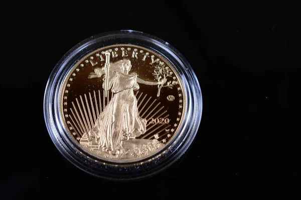 One Ounce Gold Eagle 2020 Mintage 1945 Privy Mark V75 — Stock Photo, Image