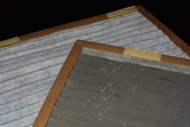 Değişim anında kirli ve temiz fırın filtrelerine odaklan. Temiz filtreler fırının enerji verimliliğini arttırıyor. Toz parçacıkları eski filtreyi tıkıyor ve yeni filtre ücretsiz nefes alıyor..