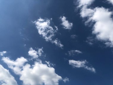 Mavi gökyüzünde süzülen beyaz bulutlar. Doğa arkaplan kavramı.