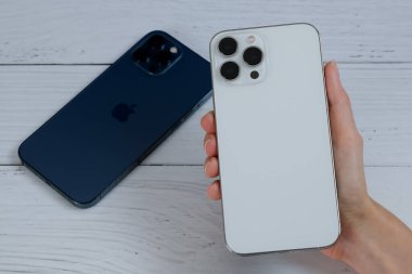 iPhone 13 Pro Max in Silver ve iPhone 12 Pro Max in Pacific Blue