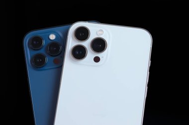 iPhone 13 Pro Max in Silver ve iPhone 12 Pro Max in Pacific Blue