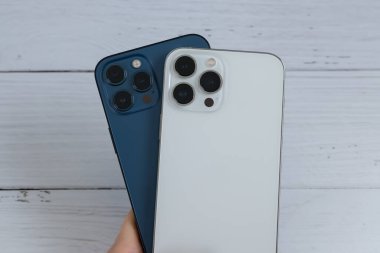 iPhone 13 Pro Max in Silver ve iPhone 12 Pro Max in Pacific Blue
