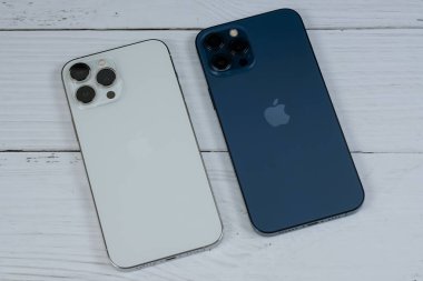 iPhone 13 Pro Max in Silver ve iPhone 12 Pro Max in Pacific Blue