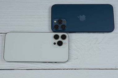 iPhone 13 Pro Max in Silver ve iPhone 12 Pro Max in Pacific Blue