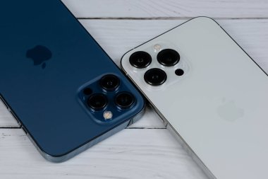 iPhone 13 Pro Max in Silver ve iPhone 12 Pro Max in Pacific Blue