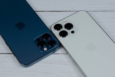 iPhone 13 Pro Max in Silver ve iPhone 12 Pro Max in Pacific Blue