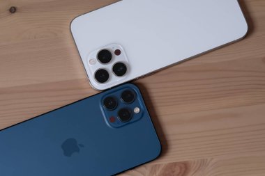 iPhone 13 Pro Max in Silver ve iPhone 12 Pro Max in Pacific Blue