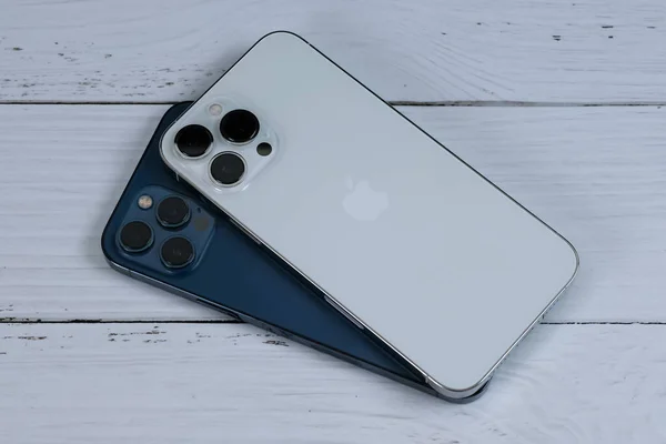 Iphone Pro Max Silver Och Iphone Pro Max Pacific Blue — Stockfoto