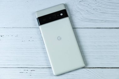 Google Pikseli 6 Pro bulutlu beyaz renkli Manhattan, New York, ABD. 16 Nisan 2022