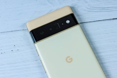 Google Pixel 6 Pro 'nun güneşli rengi Manhattan, New York, ABD. 16 Nisan 2022.