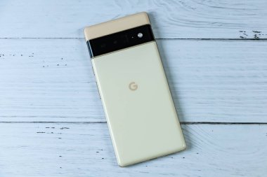Google Pixel 6 Pro 'nun güneşli rengi Manhattan, New York, ABD. 16 Nisan 2022.