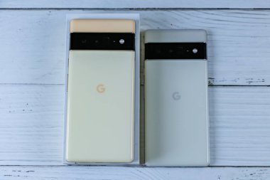Google Pikseli 6 Pro güneşli ve bulutlu beyaz renkte. Manhattan, New York, ABD. 16 Nisan 2022.