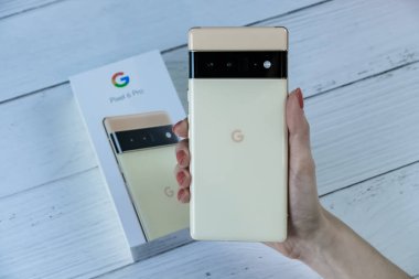 Google Pixel 6 Pro 'nun güneşli rengi Manhattan, New York, ABD. 16 Nisan 2022.