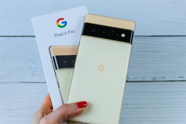 Google Pixel 6 Pro 'nun güneşli rengi Manhattan, New York, ABD. 16 Nisan 2022.