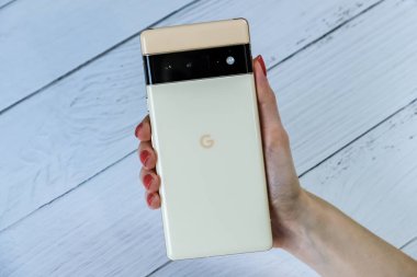 Google Pixel 6 Pro 'nun güneşli rengi Manhattan, New York, ABD. 16 Nisan 2022.