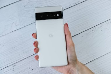 Google Pikseli 6 Pro bulutlu beyaz renkli Manhattan, New York, ABD. 16 Nisan 2022