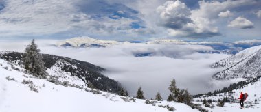 adam deniz sis ile kış dağlarda