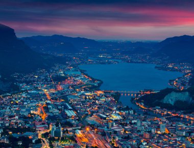 Şehir lecco ve göl garlate gece görünümü.