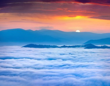 Sunrise denize dağlarda sis