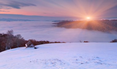 Dağlarda kış manzarası.