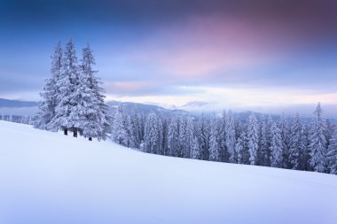dağlarda kış gündoğumu.