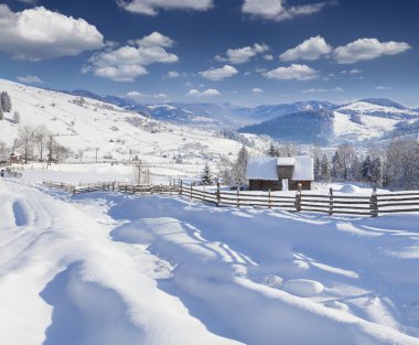 dağ köyünde güneşli manzara. 