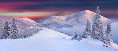 kar kaplı dağların doruklarına