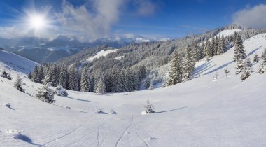 Dağlardaki güzel kış manzarası