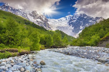 Kafkas Dağları 'nda yaz manzarası.