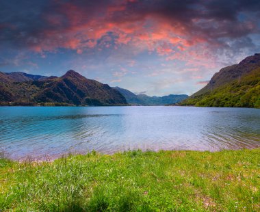 dramatik gün batımında göl Idro