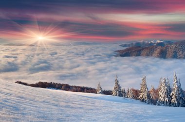 dağlarda kış gündoğumu.