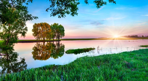 Manhã com sol nascente no lago — Fotografia de Stock