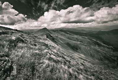 Dağlarda yaz manzarası